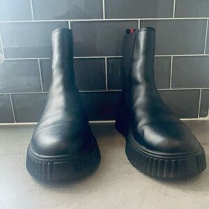 Lisa Vicky Thrive Chelsea boots size 9